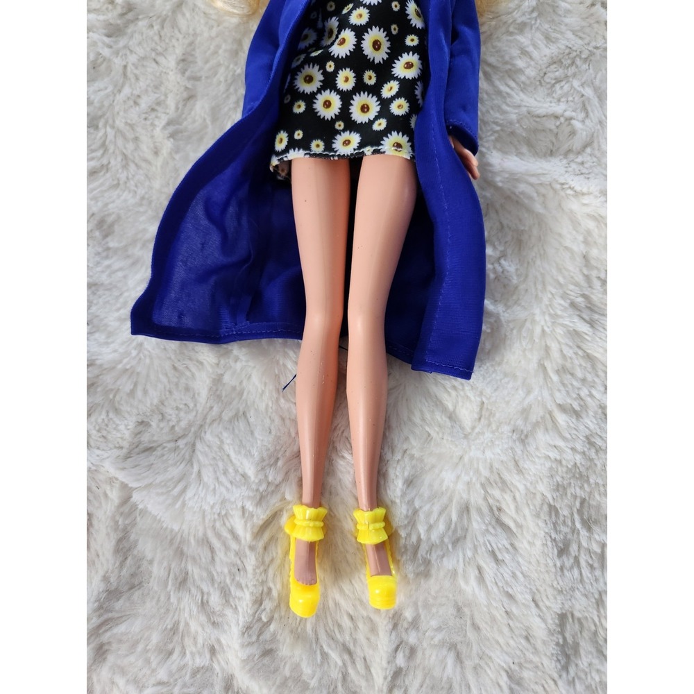 Disney 2009 Aurora Doll‎ Dress With Floral Dress Blue Jacket Yellow Shoes - Picture 2 of 6